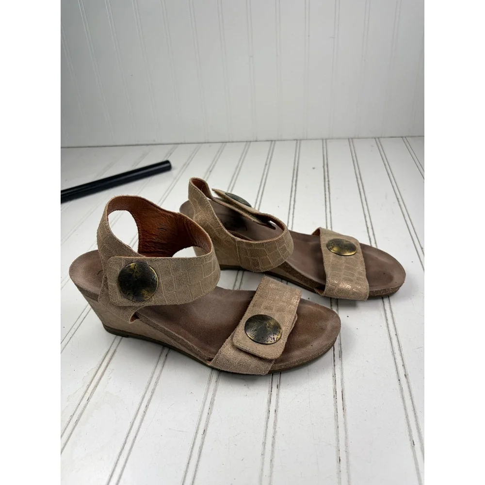 Taos Carousel 2 Metallic Gold Embossed Leather Wedge Sandals Women's Size 7-7.5